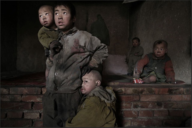 	Những đứa trẻ con của công nhân tại khu công nghiệp Hắc Long Quý, khu tự trị Nội Mông Cổ không được tới trường và lúc nào cũng trong tình trạng lem luốc.