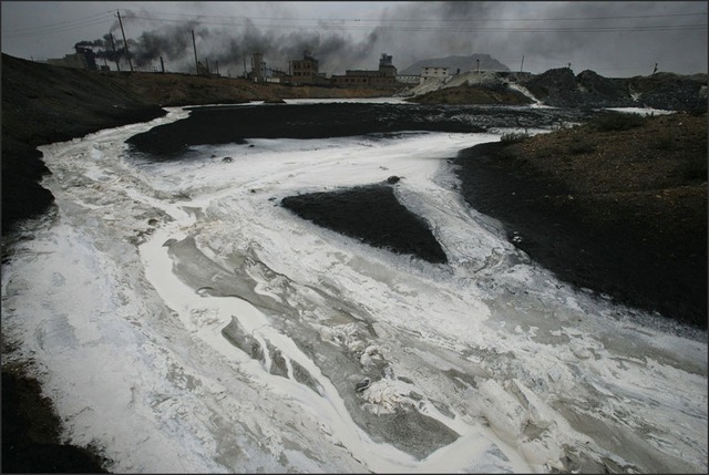  	Những dòng nước thải nhiễm độc từ các nhà máy thuộc khu công nghiệp Lạp Tăng Miếu, Nội Mông Cổ đổ ra sông Hoàng Hà.