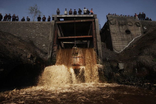  	Những dòng nước thải đục ngầu từ nhà máy sắt thép An Dương, Hà Nam.