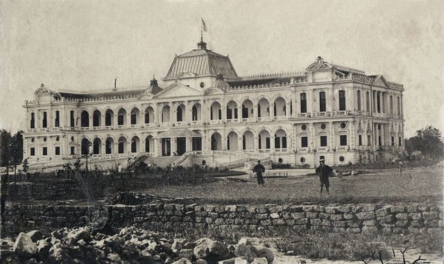  	Dinh toàn quyền tại Sài Gòn vừa được xây dựng xong. Ảnh chụp năm 1875.