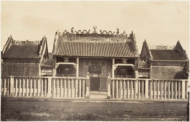  	Chùa của người Hoa ở khu vực Chợ Lớn. Ảnh chụp năm 1866.