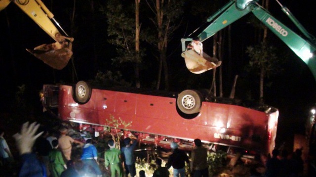 Cơ quan chức năng cẩu xe và nạn nhân vụ tai nạn xe khách lao xuống vực ở Bảo Yên (Lào Cai) - Ảnh: CTV