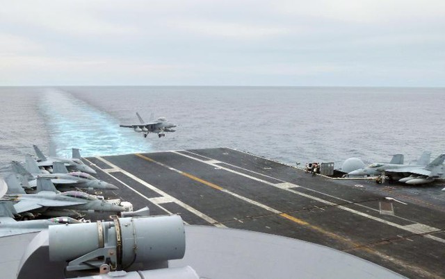  	Một chiến đấu cơ hạ cánh xuống tàu sân bay USS George Washington.