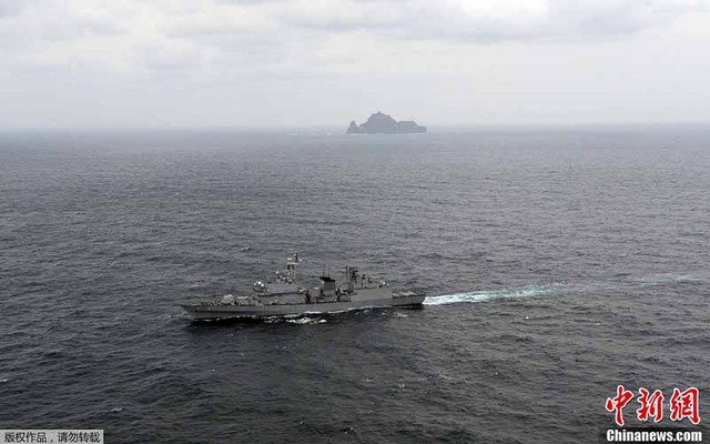 Báo chí Hàn Quốc cũng đưa tin cho biết nước này đã tiến hành cuộc diễn tập bảo vệ đảo Dokdo hôm thứ Sáu (25/10) nhằm đối phó với tàu thuyền và máy bay của nước ngoài trong đó có các thế lực cực hữu của Nhật Bản xâm phạm lãnh hải Hàn Quốc quanh khu vực này.