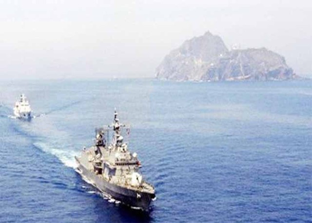 Tờ CNJ của Trung Quốc trích lời một quan chức thuộc lực lượng quân đội Hàn Quốc cho biết, lực lượng hải quân phối hợp cùng cảnh sát biển đã diễn tập bảo vệ đảo Dokdo từ 8 giờ sáng đến 12 giờ trưa ngày 25/10. 