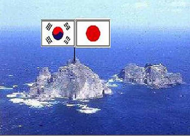  Quần đảo Dokdo/Takeshima bao gồm hai hòn đảo chính và 30 hòn đảo nhỏ. Một đội bảo vệ bờ biển Hàn Quốc đóng quân trên quần đảo suốt từ năm 1954 đến nay.  Căng thẳng về tranh chấp giữa Hàn Quốc và Nhật Bản xung quanh chủ quyền quần đảo này đã trở nên tồi tệ hơn trong thời gian gần đây. Nó là một vấn đề lịch sử tồn đọng từ lâu chưa được giải quyết giữa hai quốc gia Đông Á. Cả Nhật Bản và Hàn Quốc đều tuyên bố có đẩy đủ bằng chứng chứng minh chủ quyền đối với quần đảo.