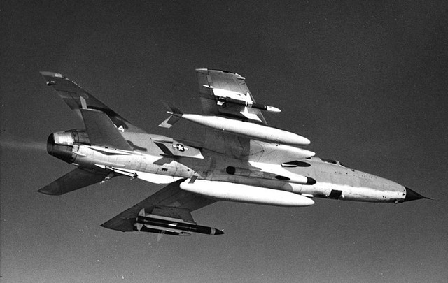 Một chiếc F-105G mang theo tên lửa diệt radar AGM-45 Shrike và AGM-78B Standard trên bầu trời Việt Nam năm 1968