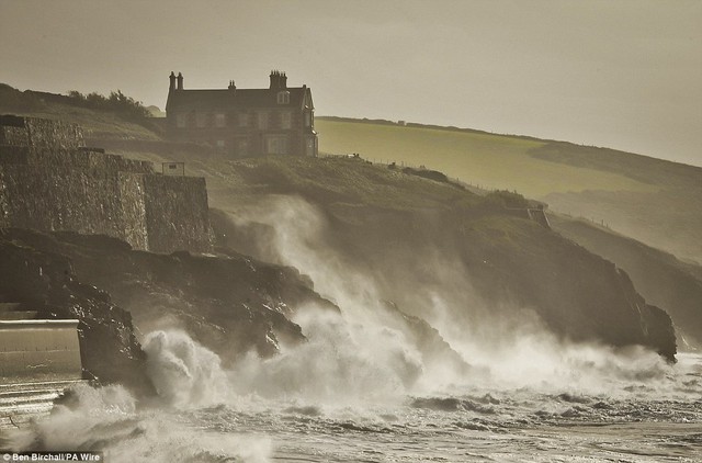 Biển động ở Porthleven, ở Cornwall, đập bờ biển đêm cuối cùng trước khi cơn bão tồi tệ nhất trong nhiều thập kỷ '