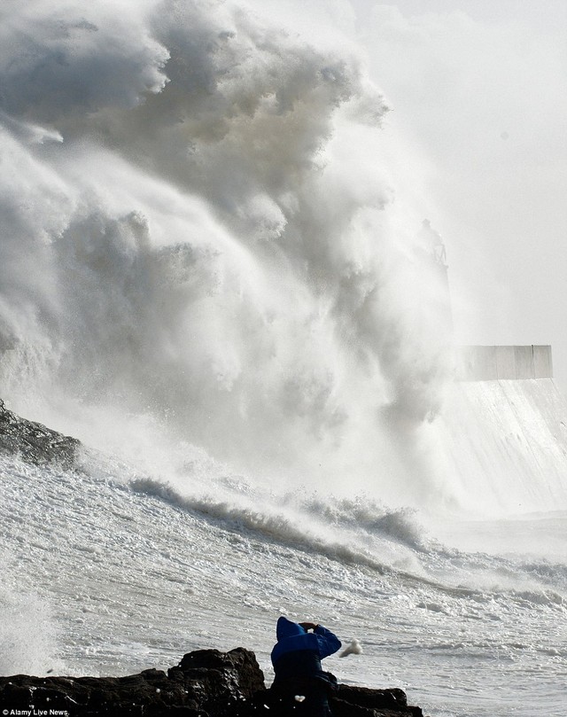 Nắm bắt thời điểm này: Nhiếp ảnh gia chấp nhận rủi ro để có được bức ảnh tốt của sóng bão tại Porthcawl ở Bridgend, miền Nam xứ Wales