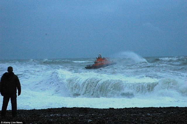 Sóng: Một tìm kiếm đã được đưa ra cho một cậu bé 14 tuổi đã bị cuốn ra biển trong khi bơi gần bờ trong Newhaven, East Sussex