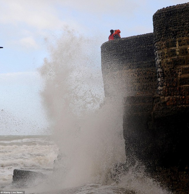 Hay thay đổi: Sóng đâm vào bãi biển Brighton như cơn bão bắt đầu hình thành trên biển