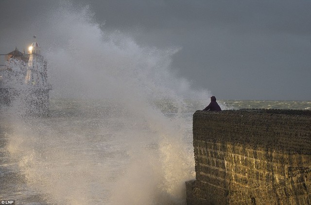 Sóng bảng Anh đối với bảo vệ biển Brighton Beach của buổi sáng ngày hôm qua như Anh chuẩn bị cho một trong những cơn bão tồi tệ nhất trong một thập kỷ