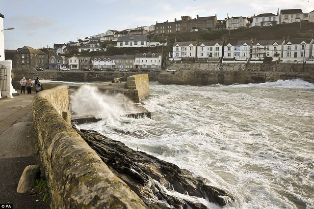 Portleven ở Cornwall niềng răng mình cho gió mạnh và mưa buổi sáng ngày hôm qua khi cơn bão đạt đến đỉnh điểm