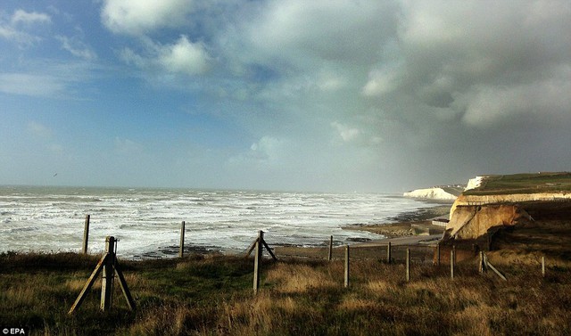 Một quan điểm của vách đá đứng dọc theo bờ biển phía nam của nước Anh tại Peacehaven, gần Brighton, Sussex