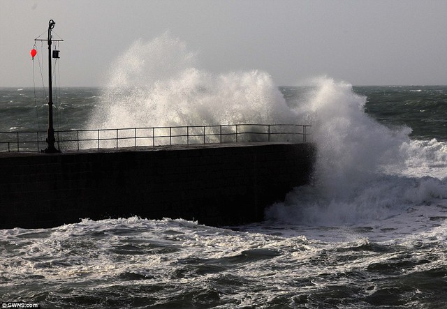 Sóng lớn có thể đả kích các phần của vùng Duyên hải Nam, hơn hai inches nước mưa có thể gây ra lũ lụt bề mặt