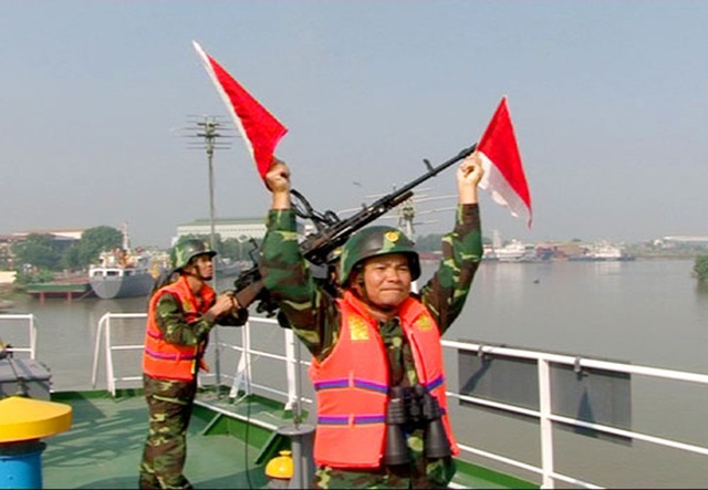 Thiếu tá QNCN Tống Văn Kết, nhân viên thông tin được lệnh ra tín hiệu đề nghị các tàu trong biên đội phối hợp chi viện. 