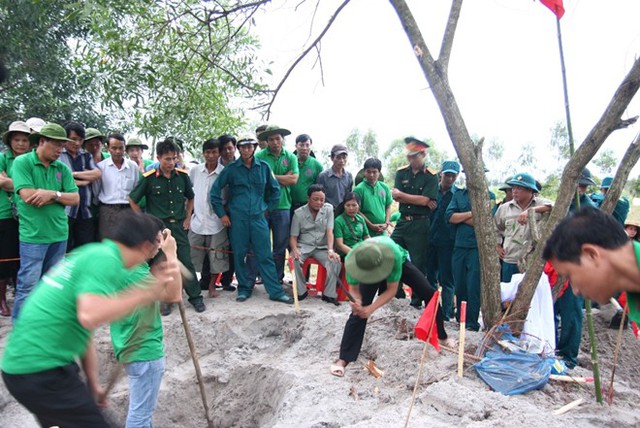 
	Thủy chỉ đạo cất bốc hài cốt ở Gio Linh, Quảng Trị.