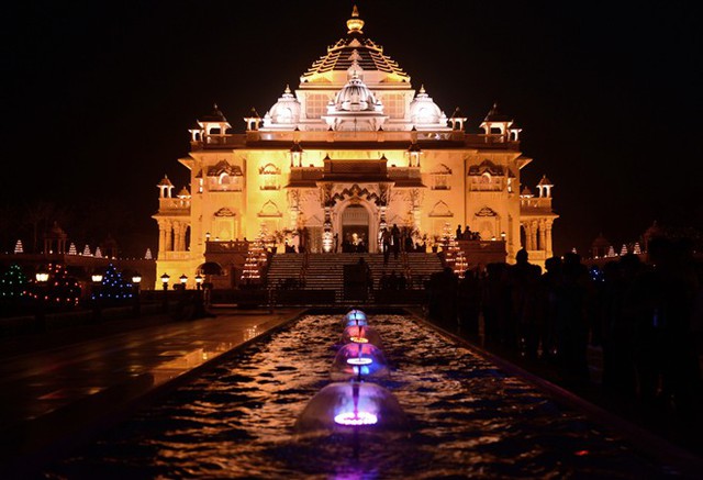  	Diwali là lễ hội của người theo đạo Hindu.