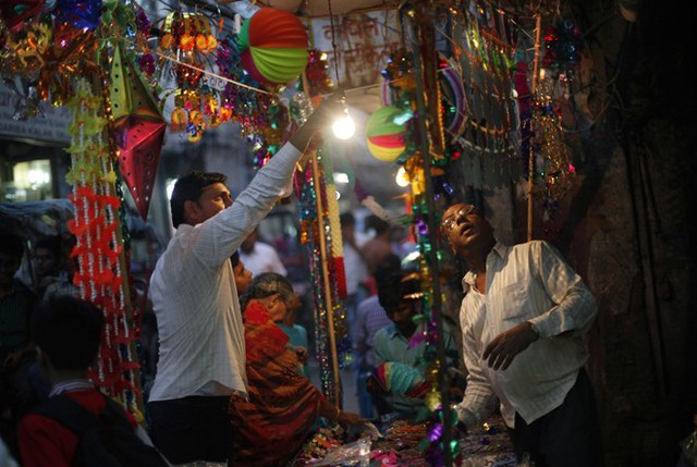  	Trước lễ hội Diwali, người dân Ấn Độ phải chuẩn bị trước cả tháng.