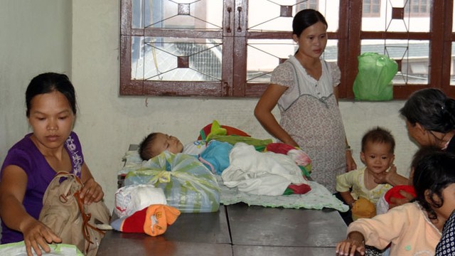 Người dân xã Tam Thanh, TP Tam Kỳ được đưa vào trú bão ở trường ĐH Quảng Nam - Ảnh: Lê Trung