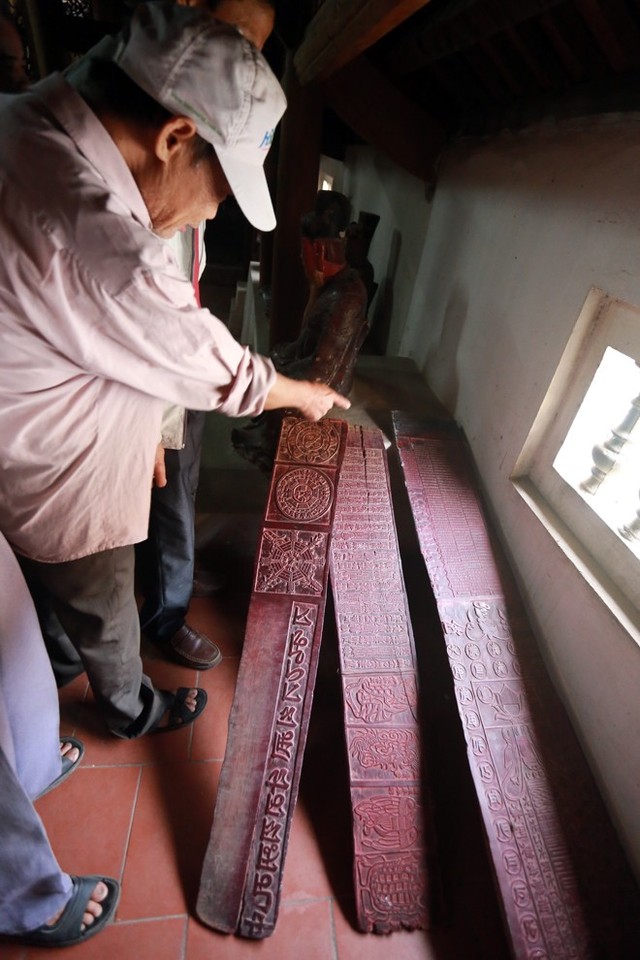 
	Những cao niên trong làng đều không đọc được những chữ và ký hiệu được
	khắc trên gỗ. Họ cho biết, những thông tin cổ này có từ rất lâu trong
	chùa.