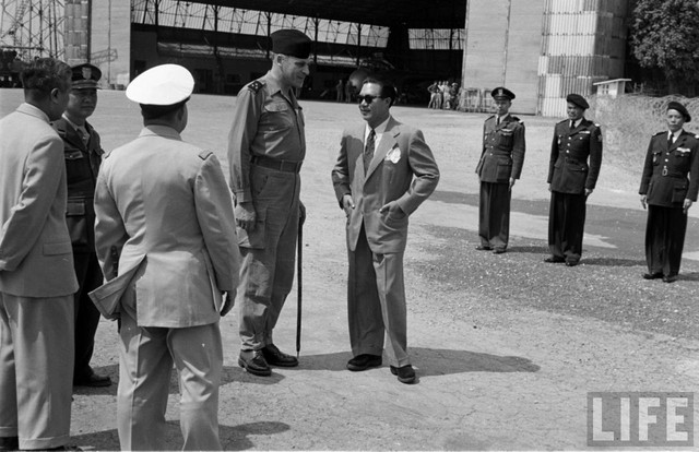  	Bảo Đại tại sân bay Gia Lâm, Hà Nội, tháng 3/1954