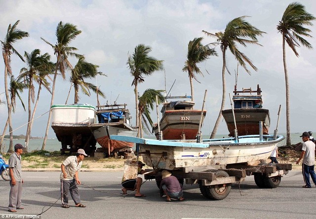 Ngư dân khẩn trương đưa thuyền đánh cá tới nơi an toàn.