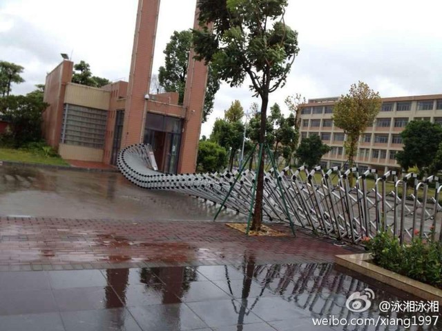 Hàng rào sắt của một cơ quan ở Dương Giang bị đổ.