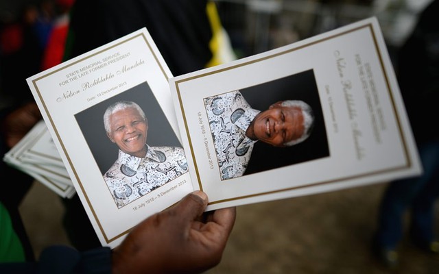 Những người bán di ảnh của ông Nelson Mandela.