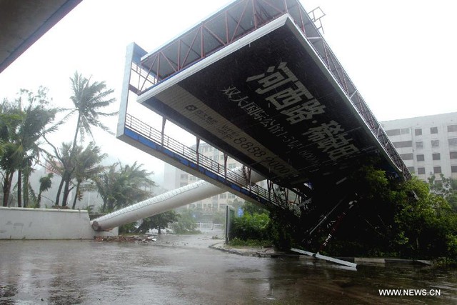 Một biển quảng cáo lớn tại thành phố Sanya bị gió bão quật đổ.