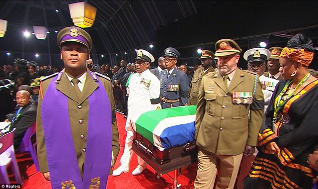Linh cữu của cựu Tổng thống Nam Phi được đưa vào bên trong kiến trúc mái vòm.