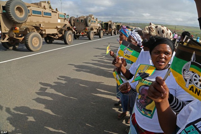 Mọi người đứng hai bên đường vẫy cờ khi đoàn xe đưa ông Nelson Mandela tới nơi an nghỉ cuối cùng ở Qunu.