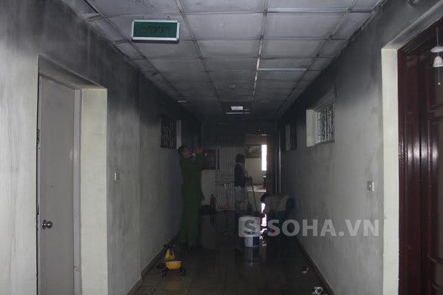 Hành lang tầng 2 chung cư I9 Thanh Xuân Bắc, Hà Nội đã bị ám khói đen nghịt