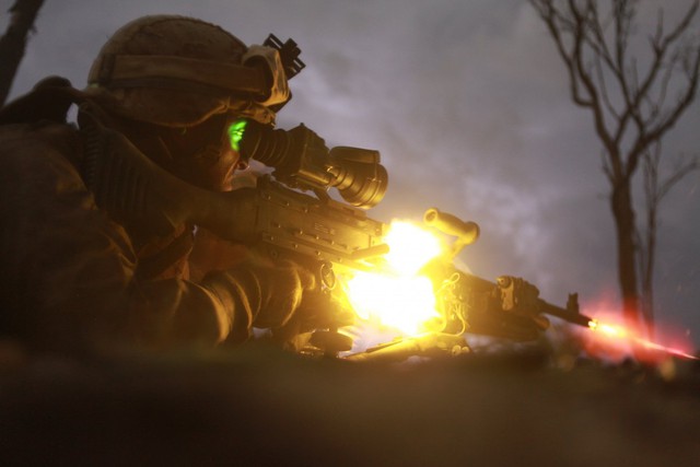 Một binh sĩ bắn súng trường M240 trong một cuộc tập trận tấn công ban đêm.