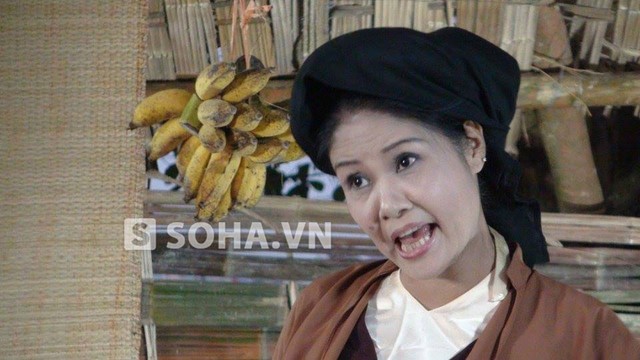  	NSƯT Thanh Ngoan xuất hiện trong vai diễn một người phụ nữ bán những món quà quê truyền thống của người Việt