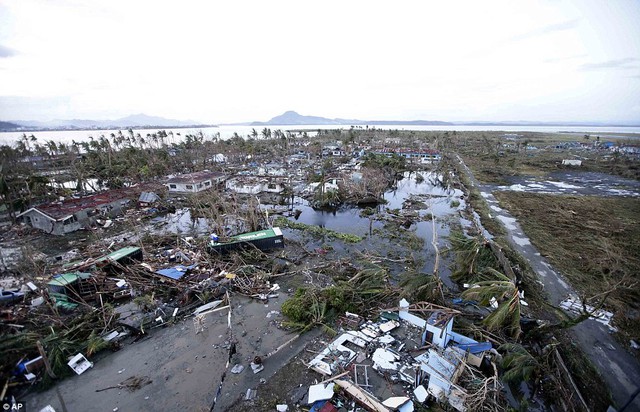 Siêu bão Haiyan gần như san phẳng một khu dân cư tại thành phố Tacloban.