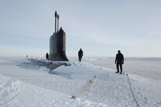 ...Điều này đồng nghĩa chúng có thể di chuyển đến khắp mọi nơi trên thế giới. Bức ảnh chụp một tàu ngầm lớp Virginia thực hiện sứ mệnh ở Bắc Cực.
