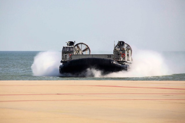 Tàu LCAC có thể đổ bộ vào bờ biển với tốc độ tối đa 63 km/giờ.