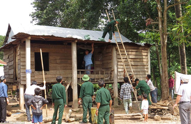 Quân đội giúp người dân chằng chống nhà cửa để đón siêu bão Haiyan.