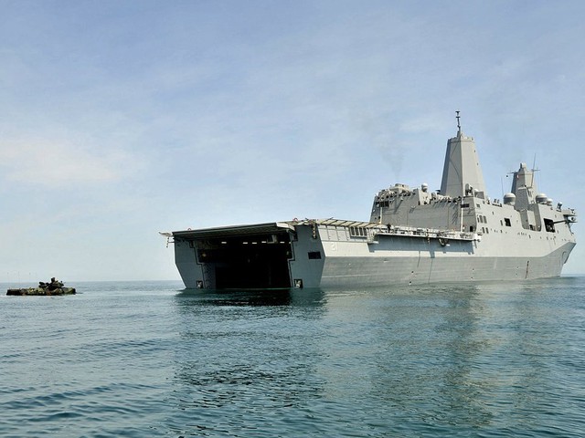 Tàu đổ bộ USS New York chuẩn bị đón một phương tiện tấn công lưỡng cư.