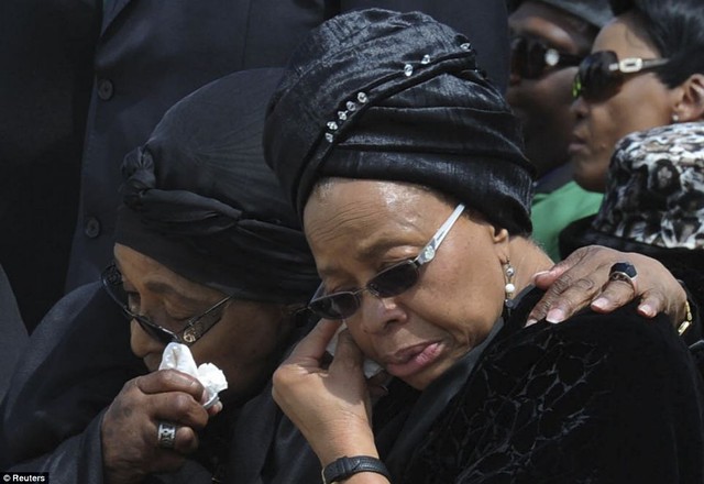 Bà Winnie Mandela (trái), vợ cũ của cựu Tổng thống Nam Phi và bà Graca Macel, vợ hiện tại khóc khi quan tài của ông Nelson Mandela được đưa tới sân bay Mthata, Eastern Cape.