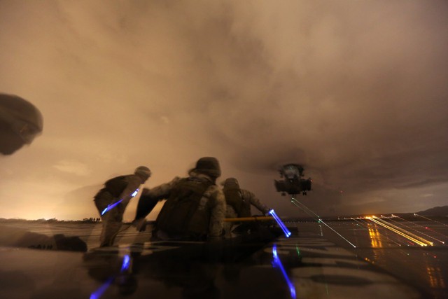 Các binh sĩ Lính thủy đánh bộ Mỹ tham gia cuộc tập trận vận chuyển hàng hóa trong đêm với trực thăng  CH-53E Super Stallion.