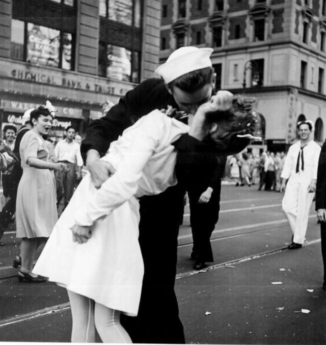 Bức ảnh lịch sử một lính Hải quân Mỹ hôn người yêu trên quảng trường Thời đại để ăn mừng chiến thắng, sau khi Nhật Bản đầu hàng đồng minh vào 14/8/1945, kết thúc cuộc Chiến tranh thế giới thứ 2.