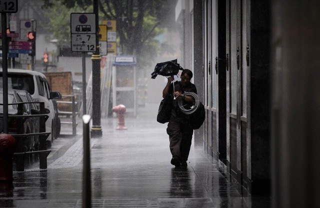 Siêu bão Utor cũng gây mưa lớn tại Hong Kong.