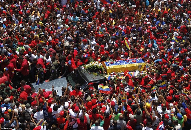 Người dân Venezuela thương tiếc tiễn đưa Tổng thống Hugo Chavez về nơi an nghỉ cuối cùng sau khi ông qua đời vì bệnh ung thư.