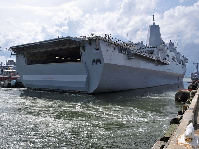 Cửa khoang chứa của tàu đổ bộ USS New York.