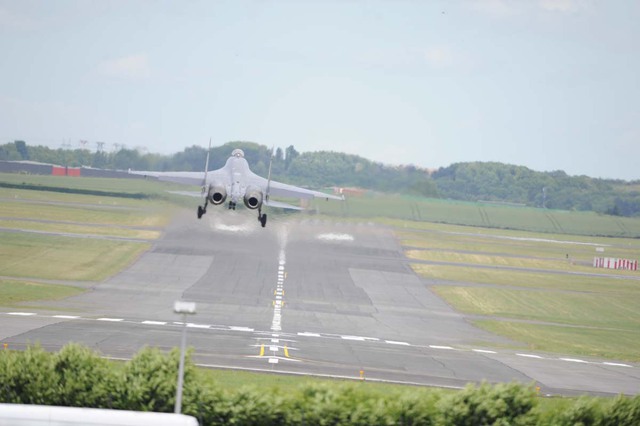 Su-35S có tốc độ tối đa đến Mach-2.25 (2.500km/giờ) và có thể tấn công nhiều mục tiêu cùng lúc bằng cách sử dụng cả hệ thống tên lửa dẫn đường và không dẫn đường cũng như các hệ thống vũ khí khác.