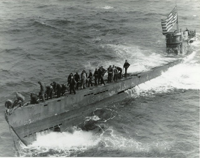 Hải quân Mỹ cũng tham gia cuộc chiến chống phát xít Đức. Cảnh Hải quân Mỹ bắt giữ một tàu ngầm U-Boat của Đức vào năm 1944.