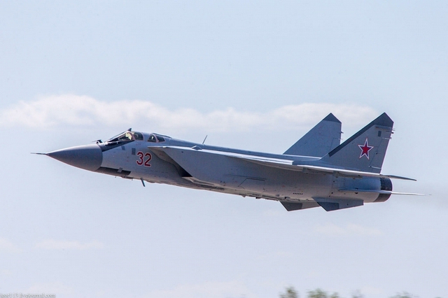 MiG-31BM mang tên lửa đối không tầm ngắn - tầm trung tiên tiến hơn như R-73 và R-77