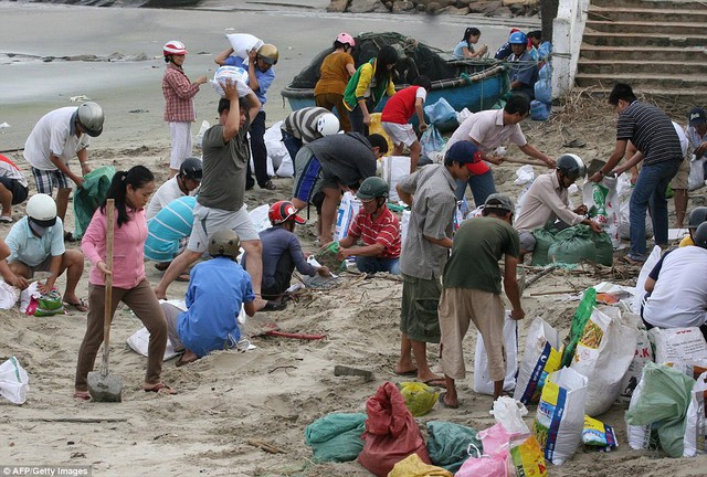 Người dân ở Phú Yên chuẩn bị những bao tải cát để bảo vệ mái nhà trước sức mạnh khủng khiếp của siêu bão Haiyan.